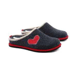 Ciabatta in feltro con cuore da donna