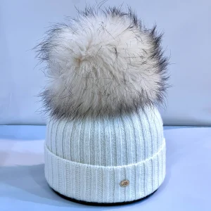 Cappello con pon pon-DISTINTO