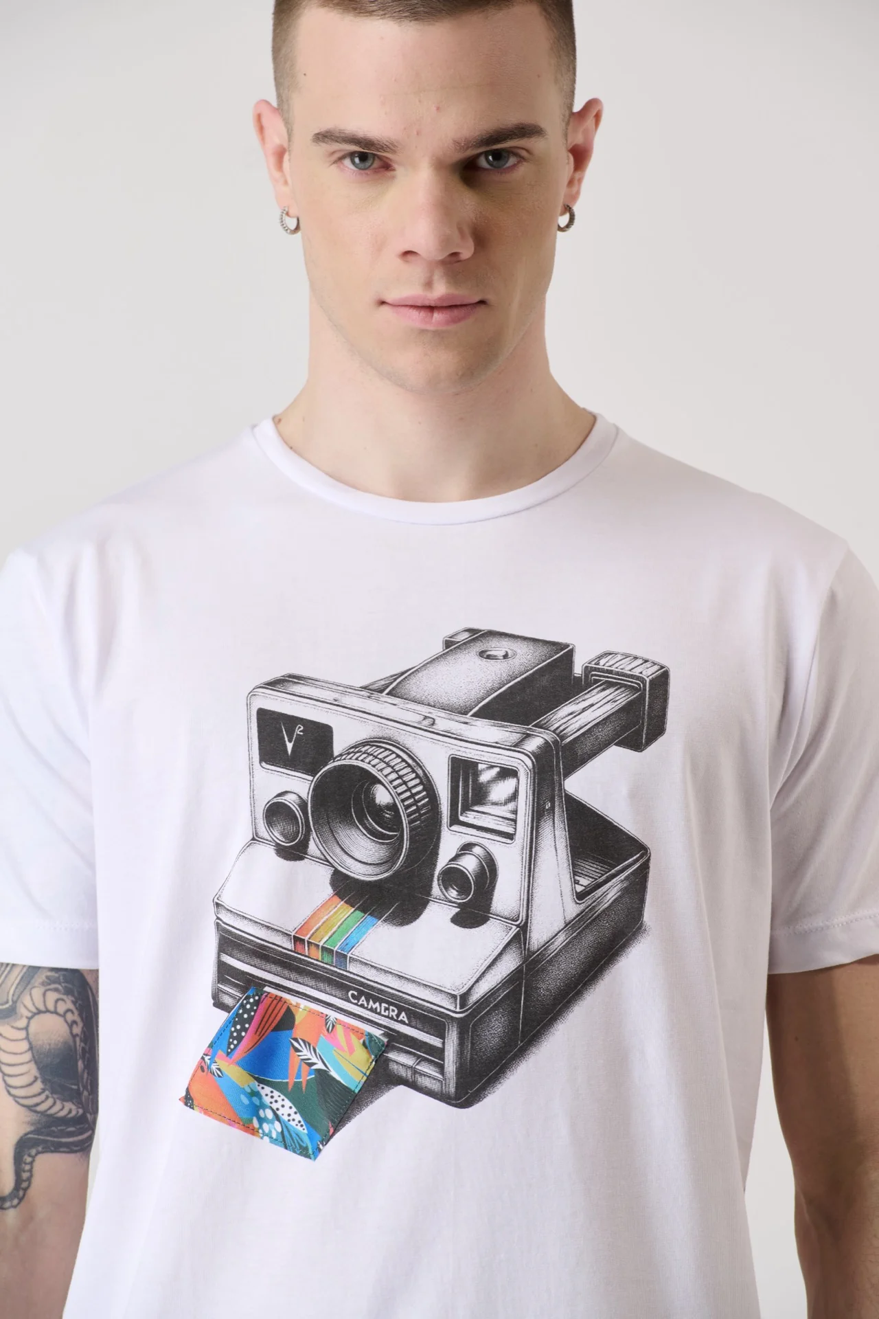 T-Shirt Bianca con Stampa Macchina Fotografica e inserto in tessuto V2 - immagine 3