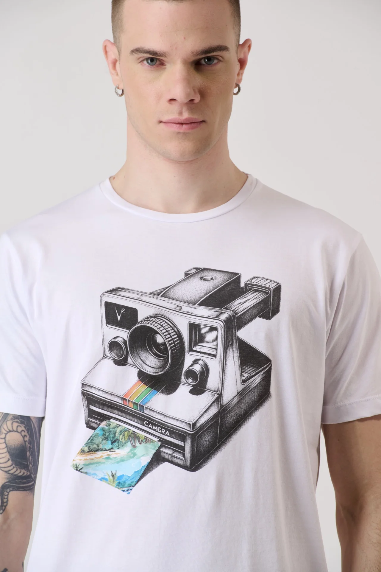 T-Shirt Bianca con Stampa Macchina Fotografica e inserto in tessuto V2 - immagine 4