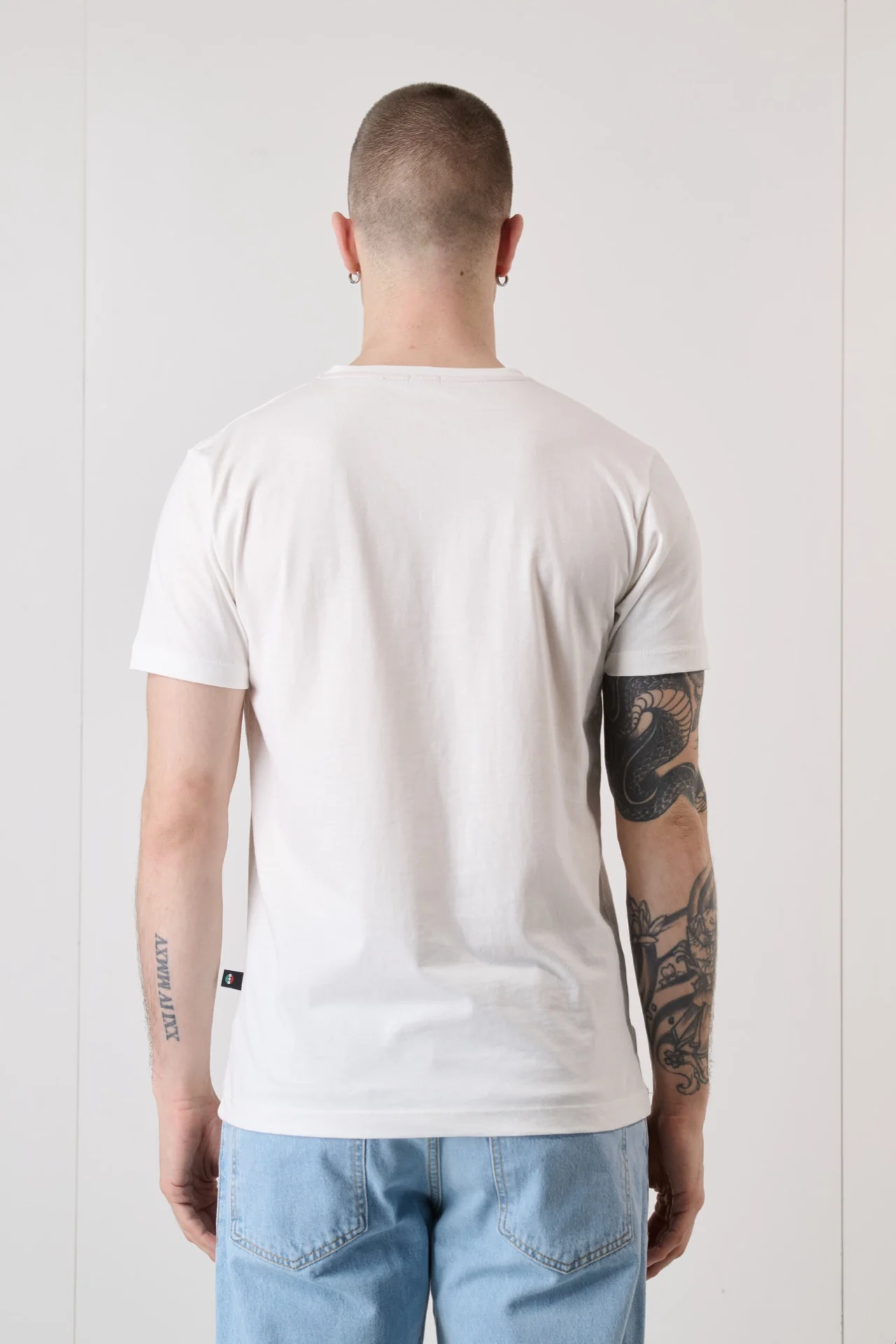 T-Shirt Bianca con Stampa Motori Vintage e inserto in tessuto V2 - immagine 5