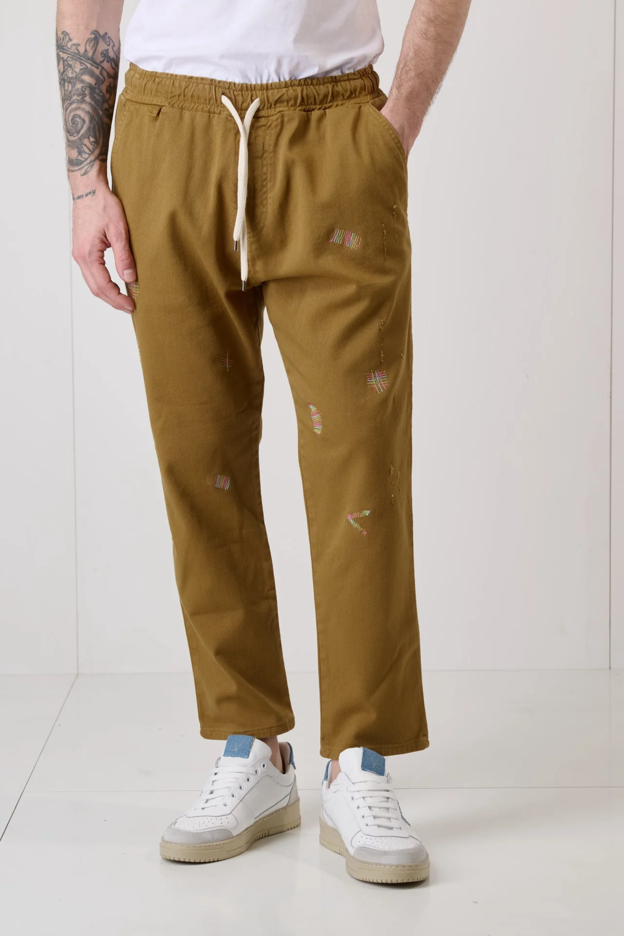 ALICANTE - Pantalone Rocciatore tinto capo Biscotto con elastico e ricami multicolor - immagine 4