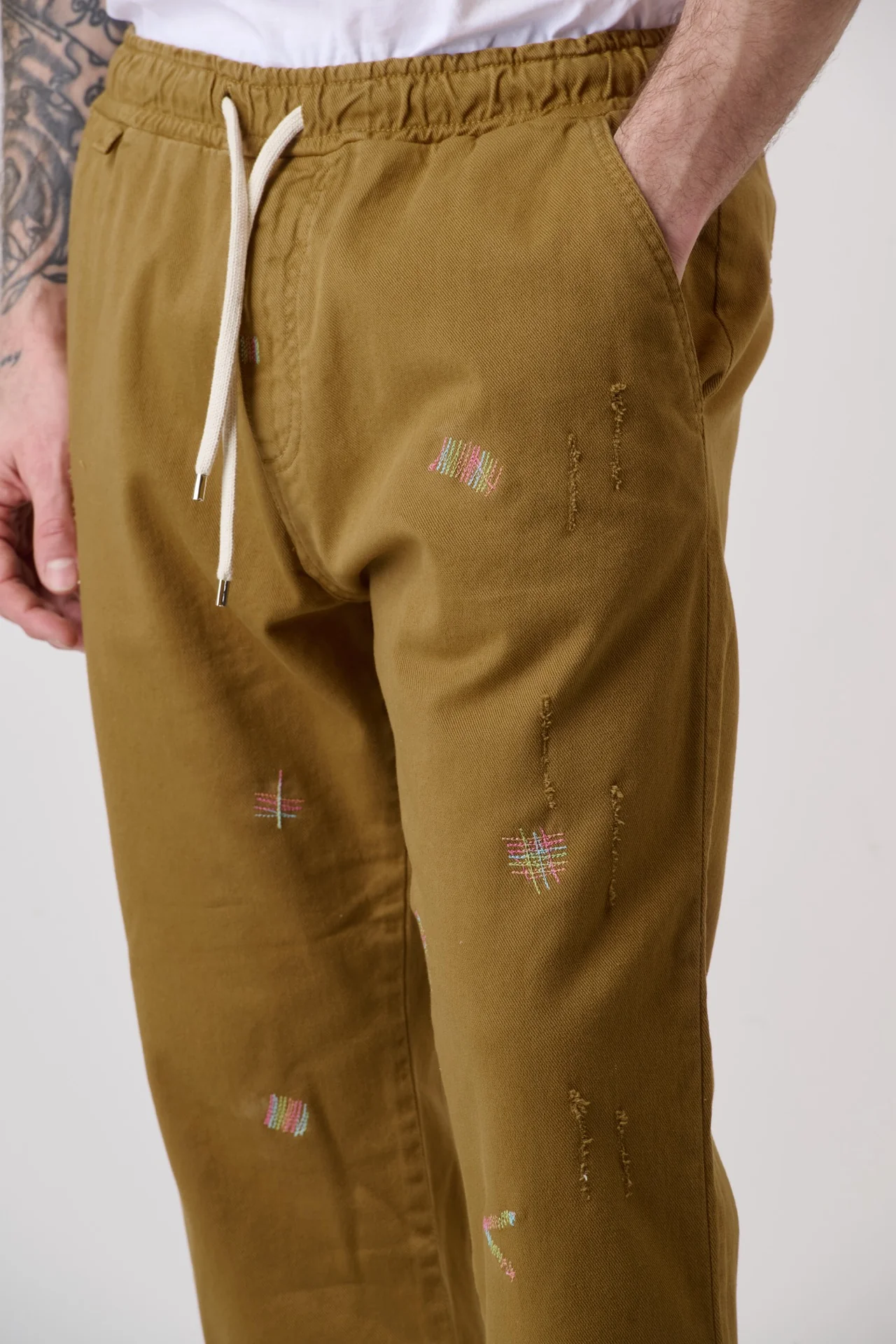 ALICANTE - Pantalone Rocciatore tinto capo Biscotto con elastico e ricami multicolor - immagine 2