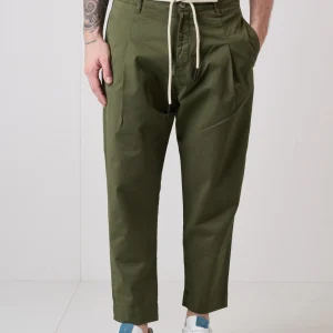 LISBONA - Chino in cotone elasticizzato Verde Militare con pence, laccetti frontali e salpa in tessuto V2