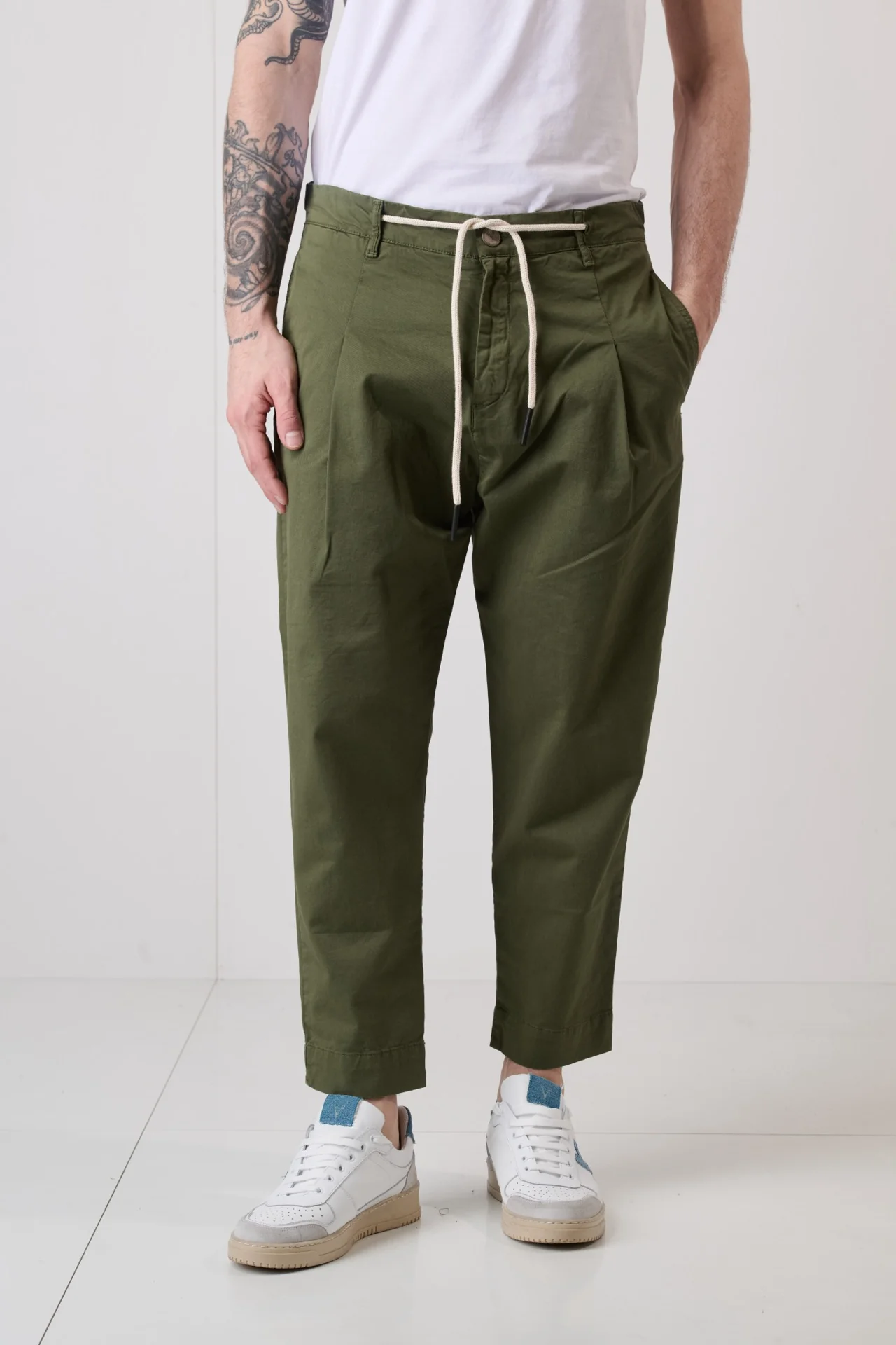 LISBONA - Chino in cotone elasticizzato Verde Militare con pence, laccetti frontali e salpa in tessuto V2 - immagine 2