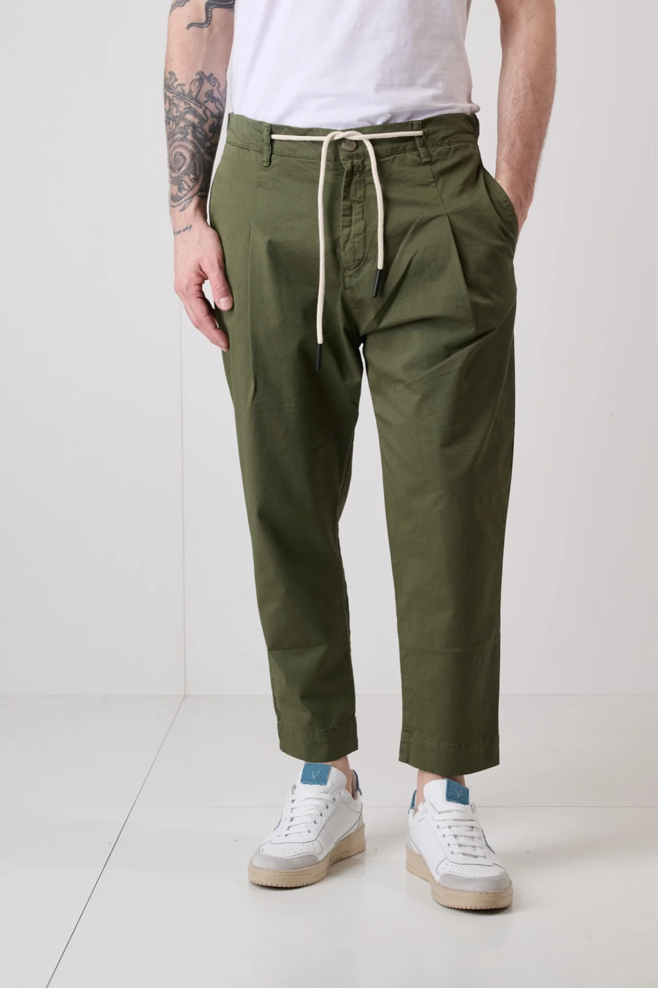 LISBONA - Chino in cotone elasticizzato Verde Militare con pence, laccetti frontali e salpa in tessuto V2 - immagine 3