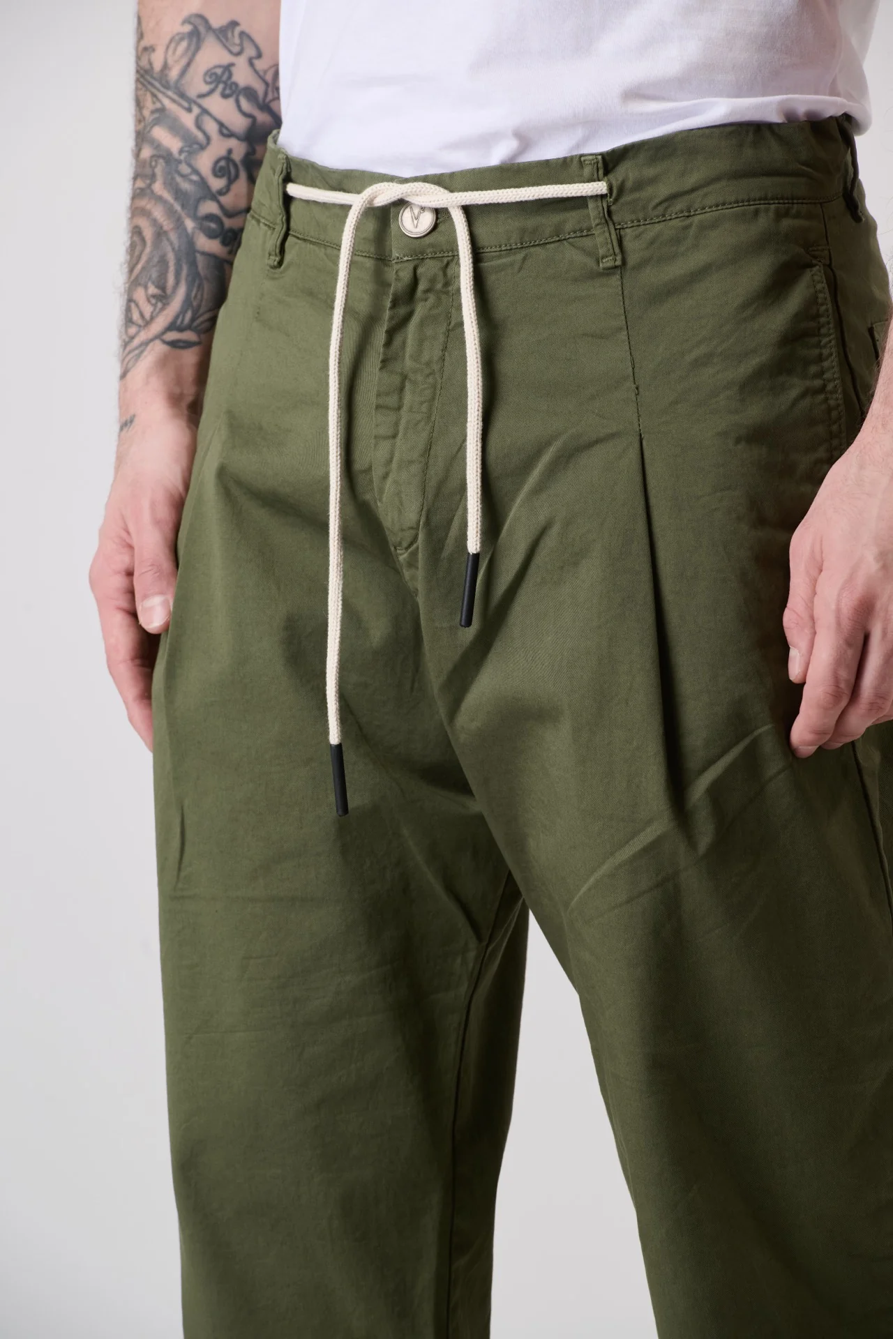 LISBONA - Chino in cotone elasticizzato Verde Militare con pence, laccetti frontali e salpa in tessuto V2 - immagine 4