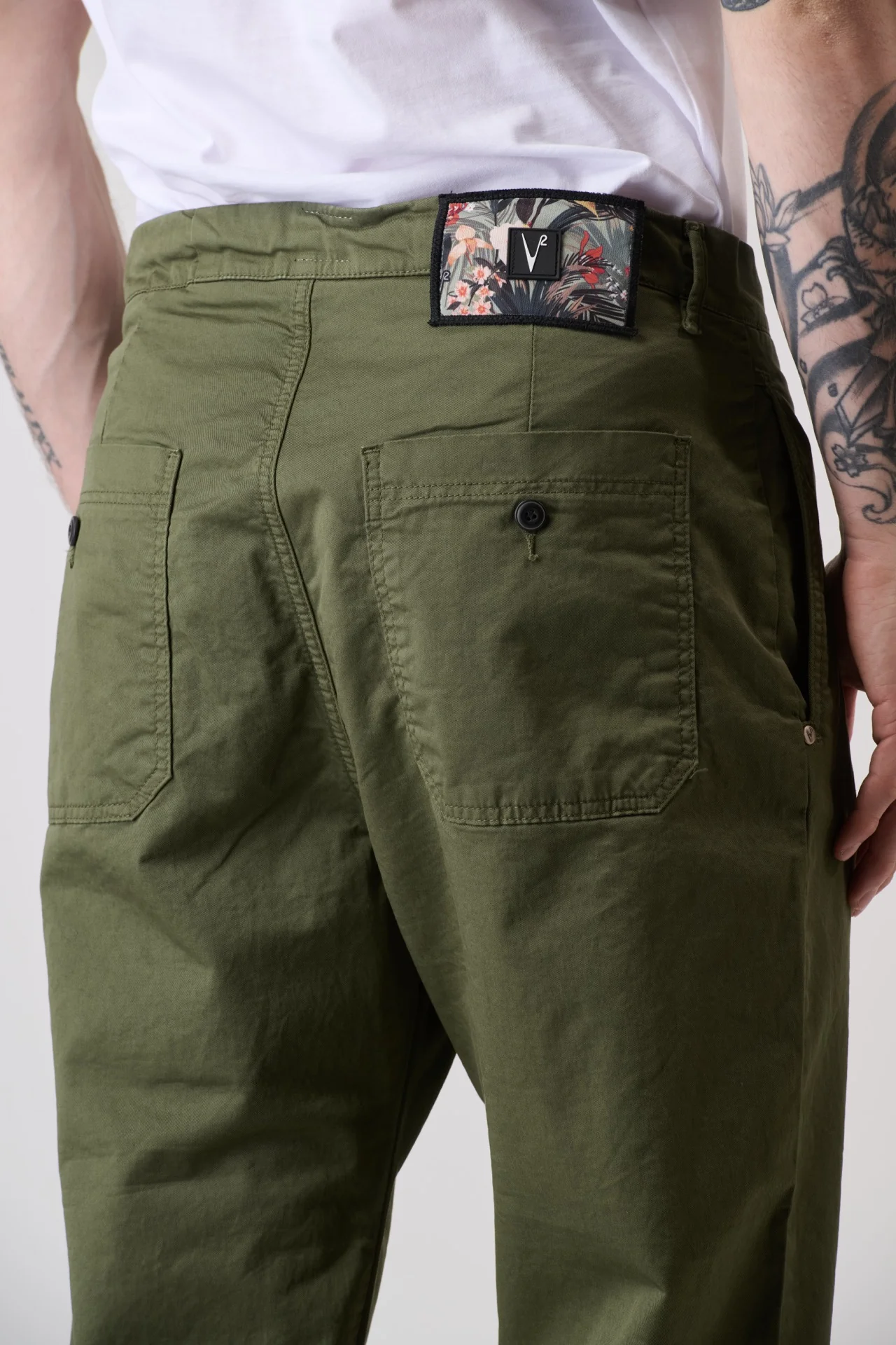 LISBONA - Chino in cotone elasticizzato Verde Militare con pence, laccetti frontali e salpa in tessuto V2 - immagine 5