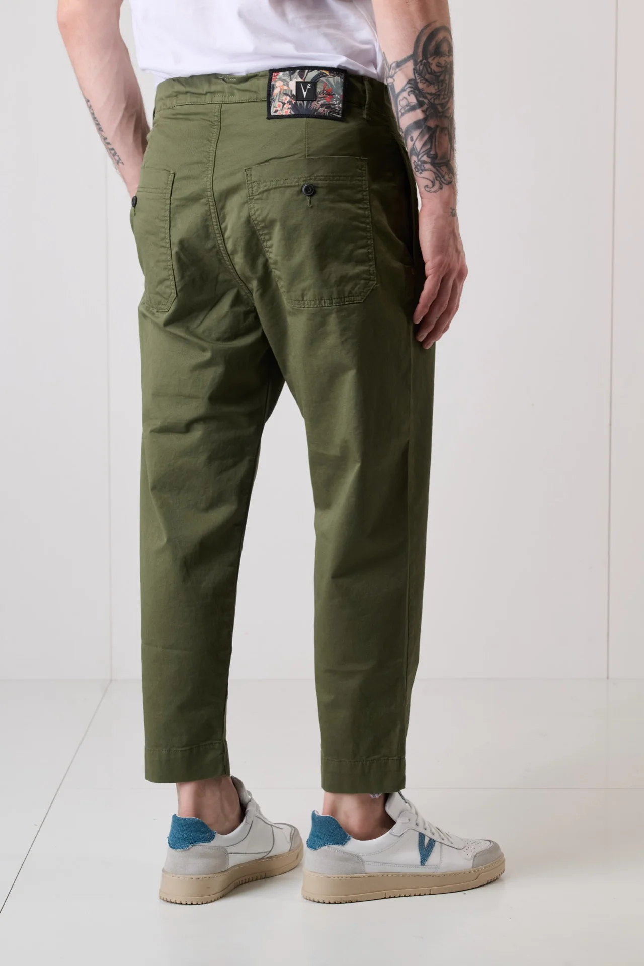 LISBONA - Chino in cotone elasticizzato Verde Militare con pence, laccetti frontali e salpa in tessuto V2 - immagine 6