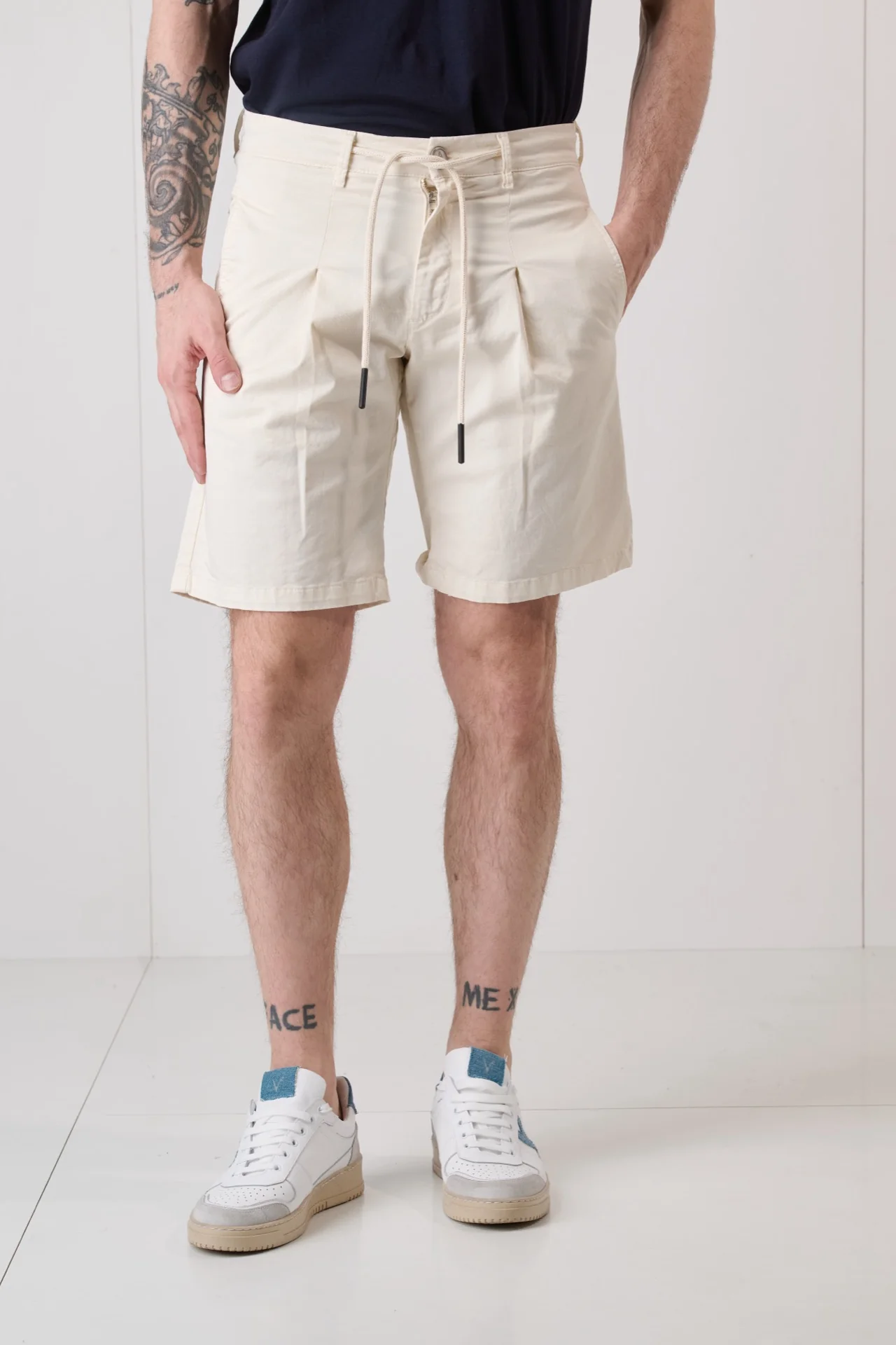 Chino Corto in cotone elasticizzato Panna con pence, laccetti frontali e salpa in tessuto V2