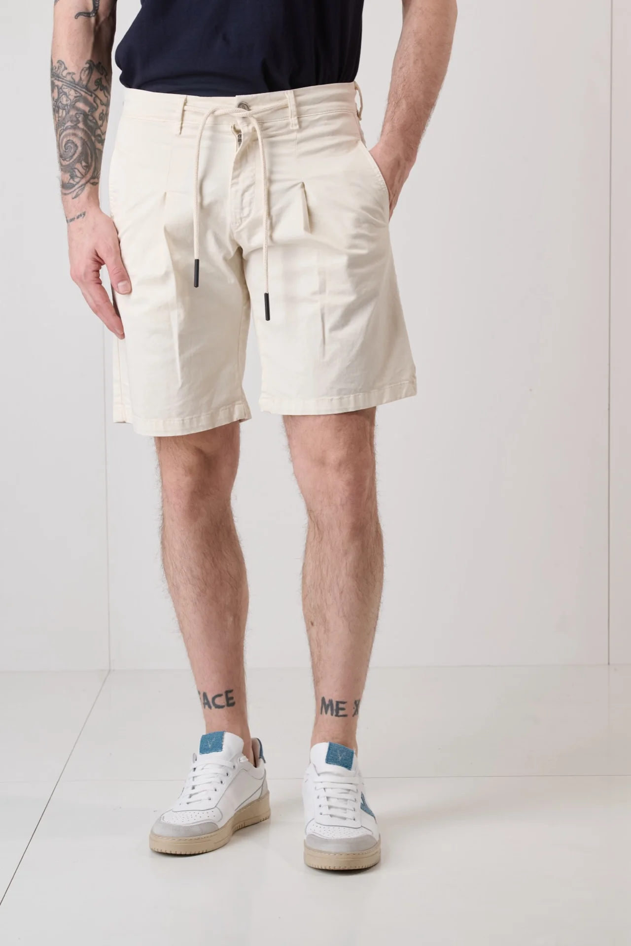 Chino Corto in cotone elasticizzato Panna con pence, laccetti frontali e salpa in tessuto V2 - immagine 3