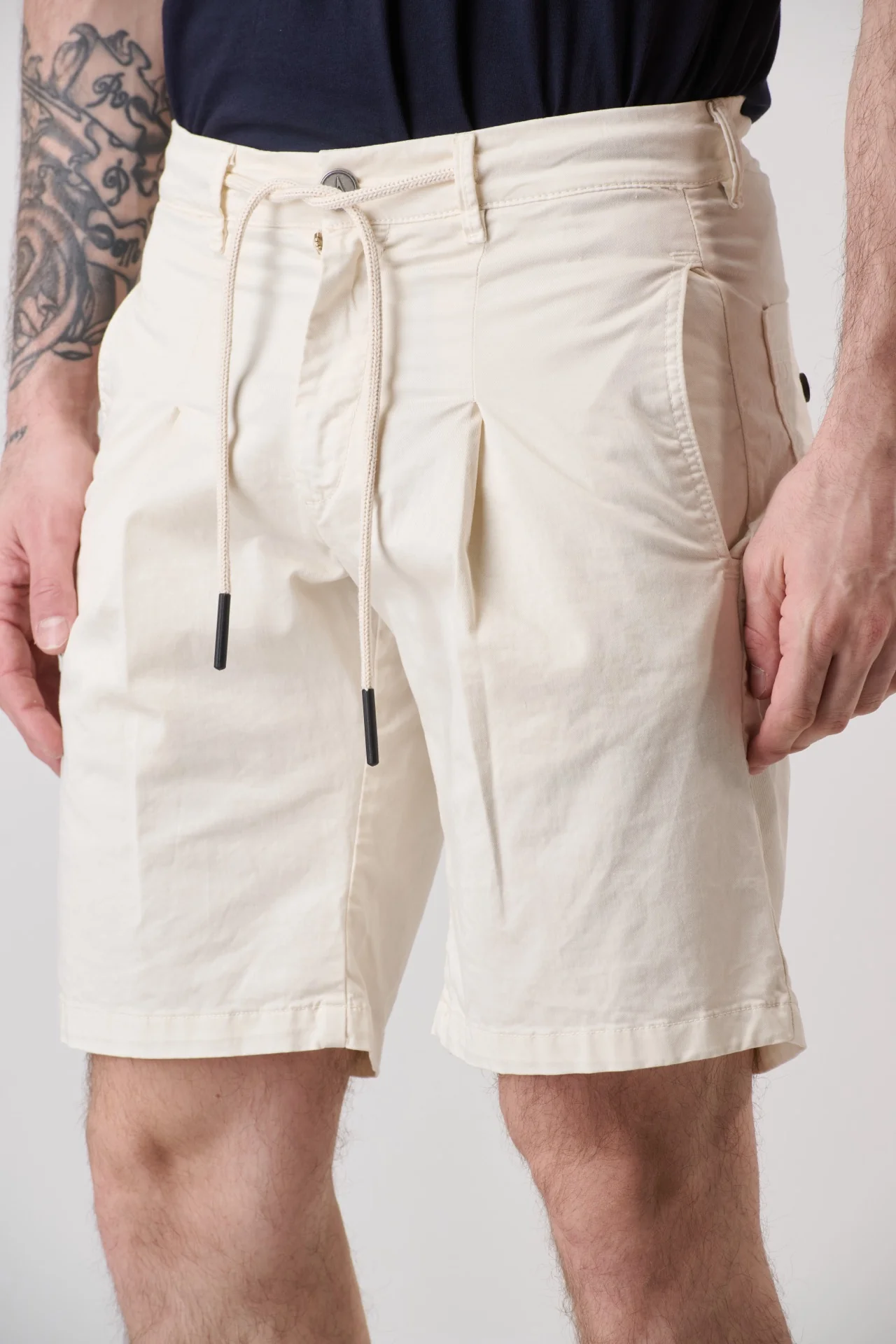 Chino Corto in cotone elasticizzato Panna con pence, laccetti frontali e salpa in tessuto V2 - immagine 4