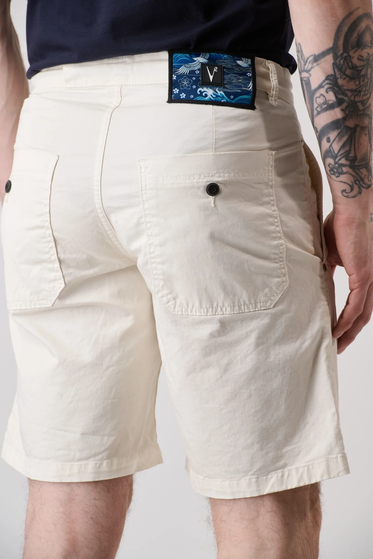 Chino Corto in cotone elasticizzato Panna con pence, laccetti frontali e salpa in tessuto V2 - immagine 5