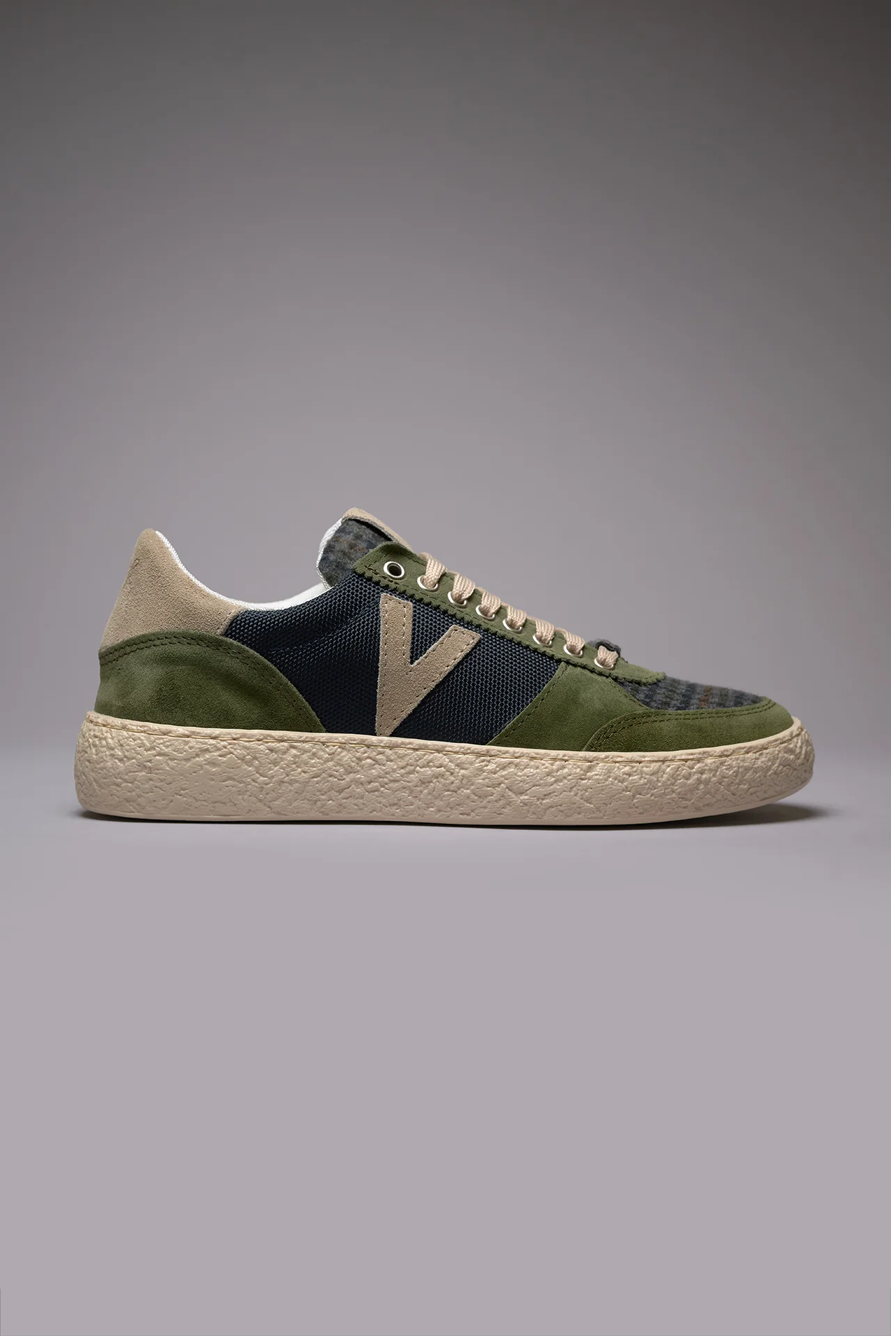 ATENA - Sneakers a suola bassa in pelle scamosciata Verde Militare con inserti in tessuto V2