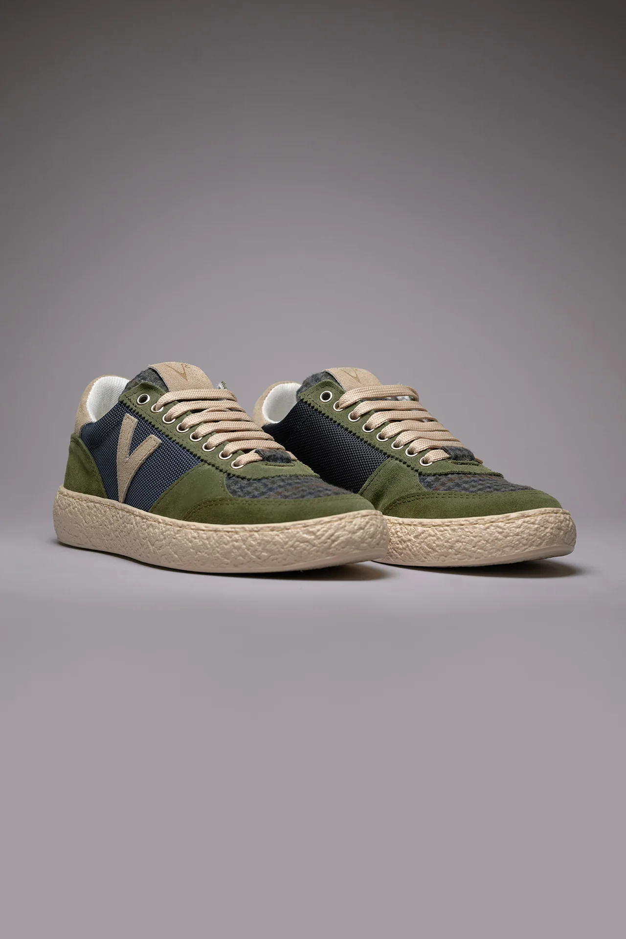 ATENA - Sneakers a suola bassa in pelle scamosciata Verde Militare con inserti in tessuto V2 - immagine 3