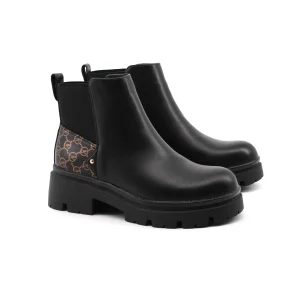 Chelsea combat da donna con stampa