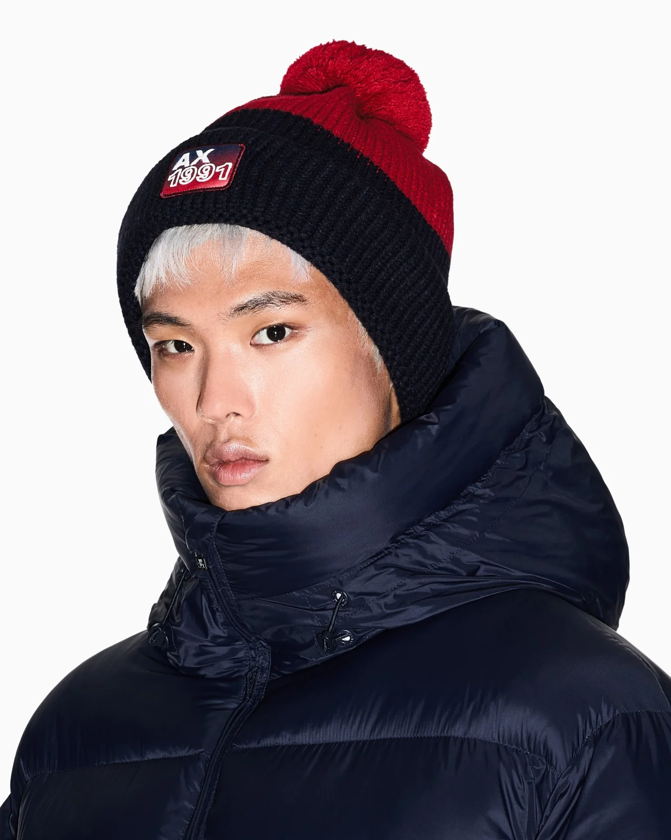 Armani Exchange Berretto blu e rosso in maglia a coste con pompon - immagine 4