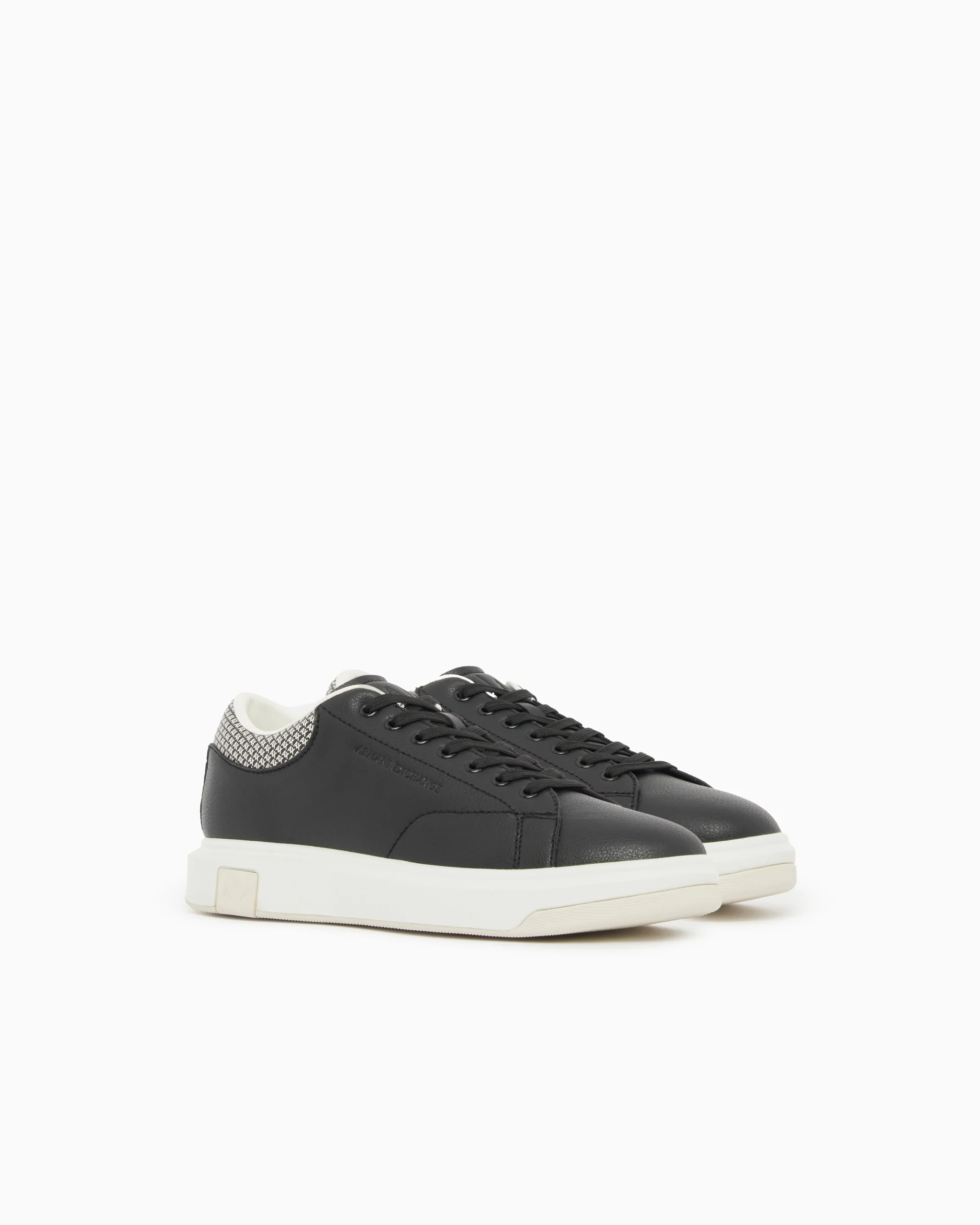 Armani Exchange sneakers nere con dettagli sul retro