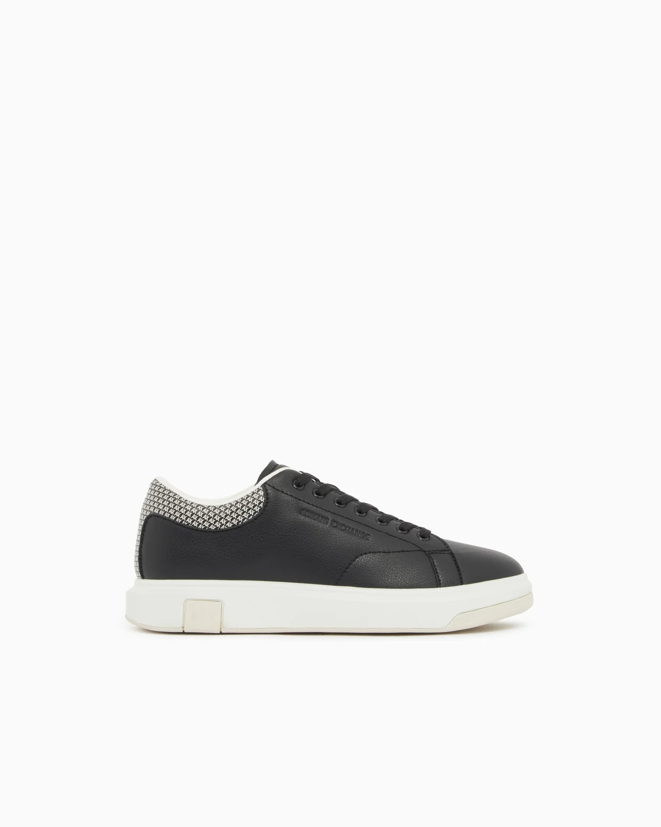 Armani Exchange sneakers nere con dettagli sul retro - immagine 4