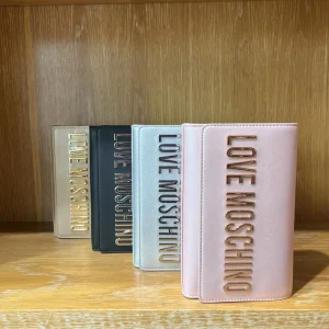 Pochette con tracolla-LOVE MOSCHINO