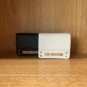 Portafoglio bottone-LOVE MOSCHINO