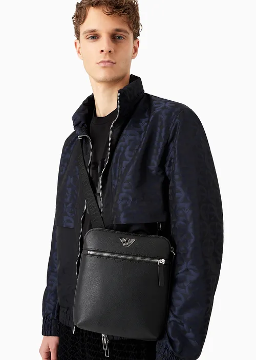 Emporio Armani Tracolla piatta in pelle saffiano placchetta aquila ASV - immagine 7